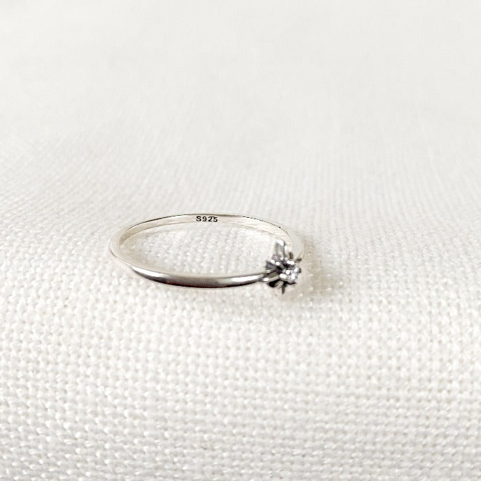Zoom sur le poinçon 925 de la Bague Estrella en Argent Sterling, affichant la garantie d'authenticité et de qualité de l'argent sterling.