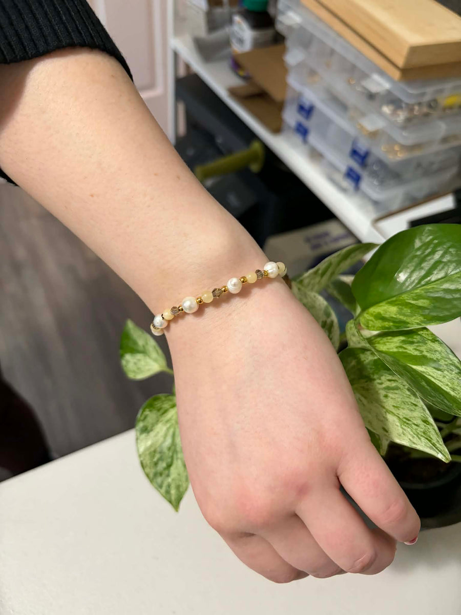 Photo cliente portant THÉIA | Bracelet fin en pierres de jade jaune et perles d’eau douce