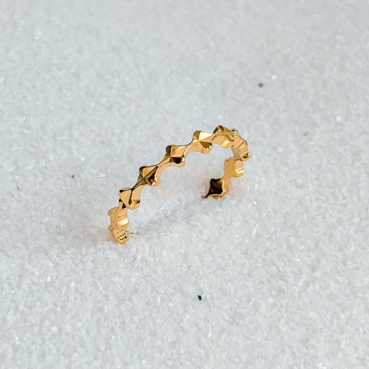Détail du motif géométrique de la bague Arabesque dorée
