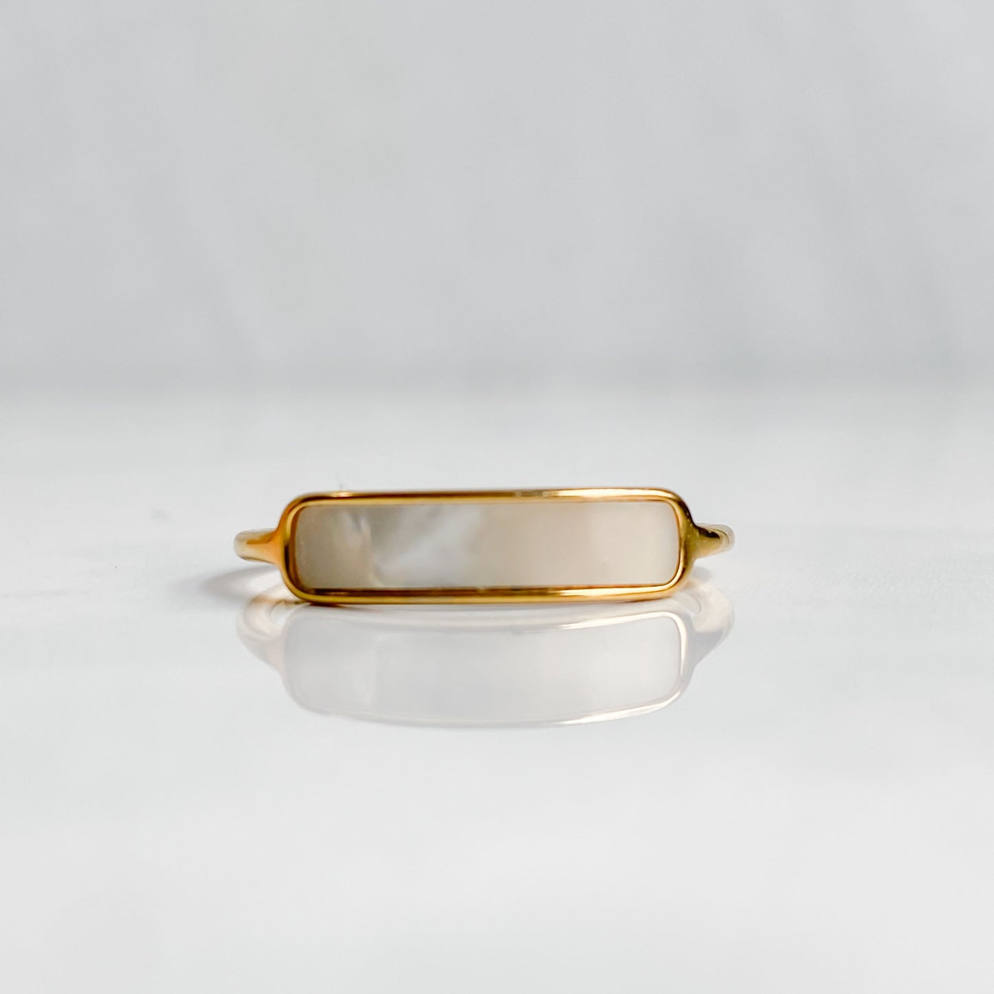 Bague Calypso dorée avec nacre rectangulaire, vue de face sur fond blanc