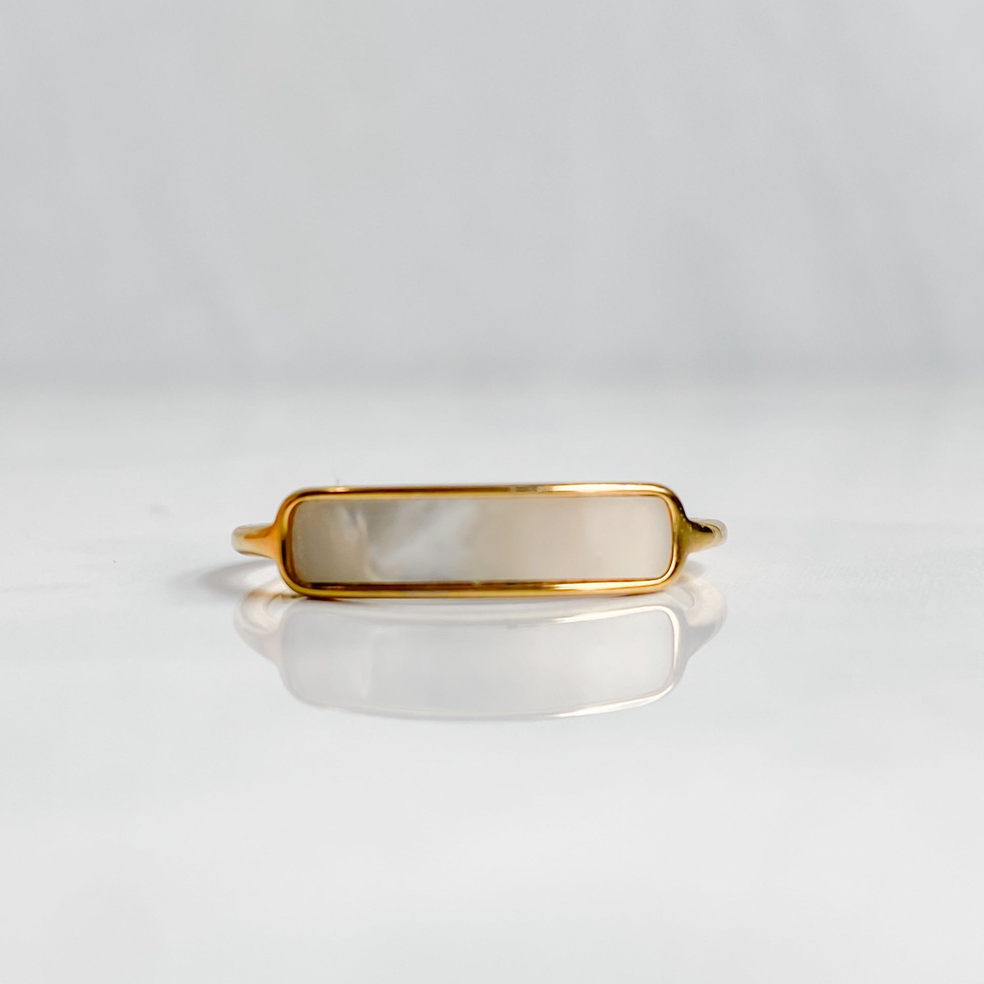 Bague Calypso dorée avec nacre rectangulaire, vue de face sur fond blanc
