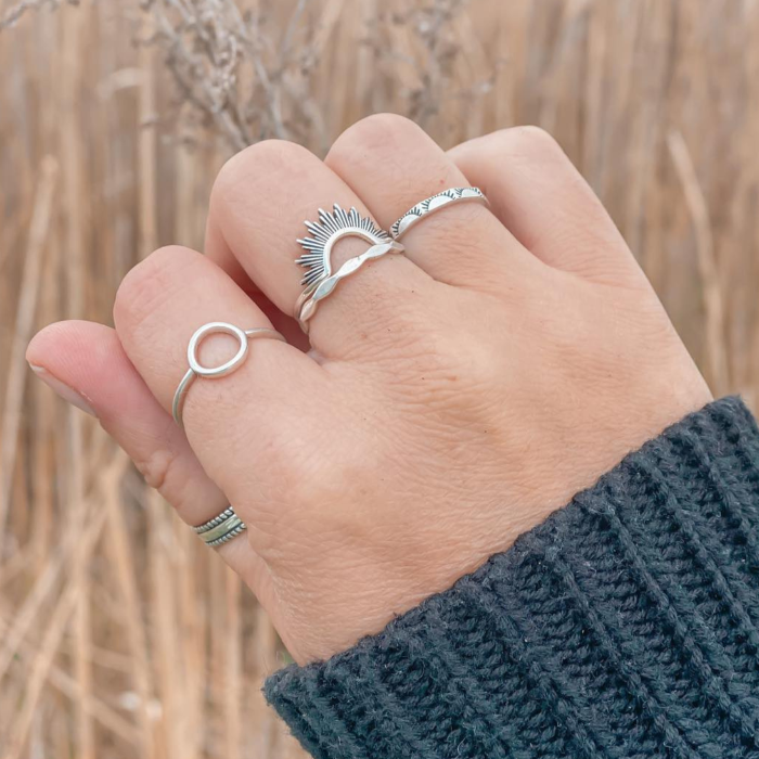 Bague Cercle en argent sterling 925 portée avec d'autres bagues pour un look élégant et minimaliste