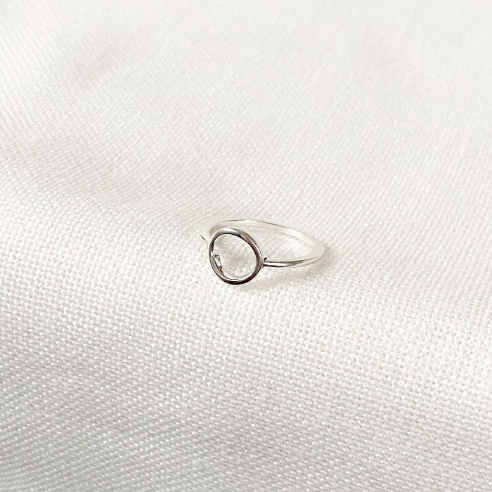 Bague Cercle en argent sterling 925 - Vue de dessus mettant en valeur son design ajouré et minimaliste