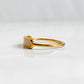 Bague dorée femme en nacre, vue de côté avec anneau fin - modèle Calypso