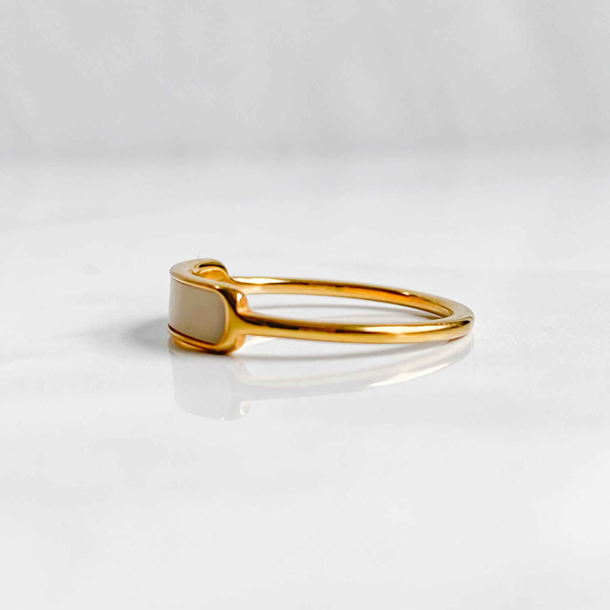 Bague dorée femme en nacre, vue de côté avec anneau fin - modèle Calypso