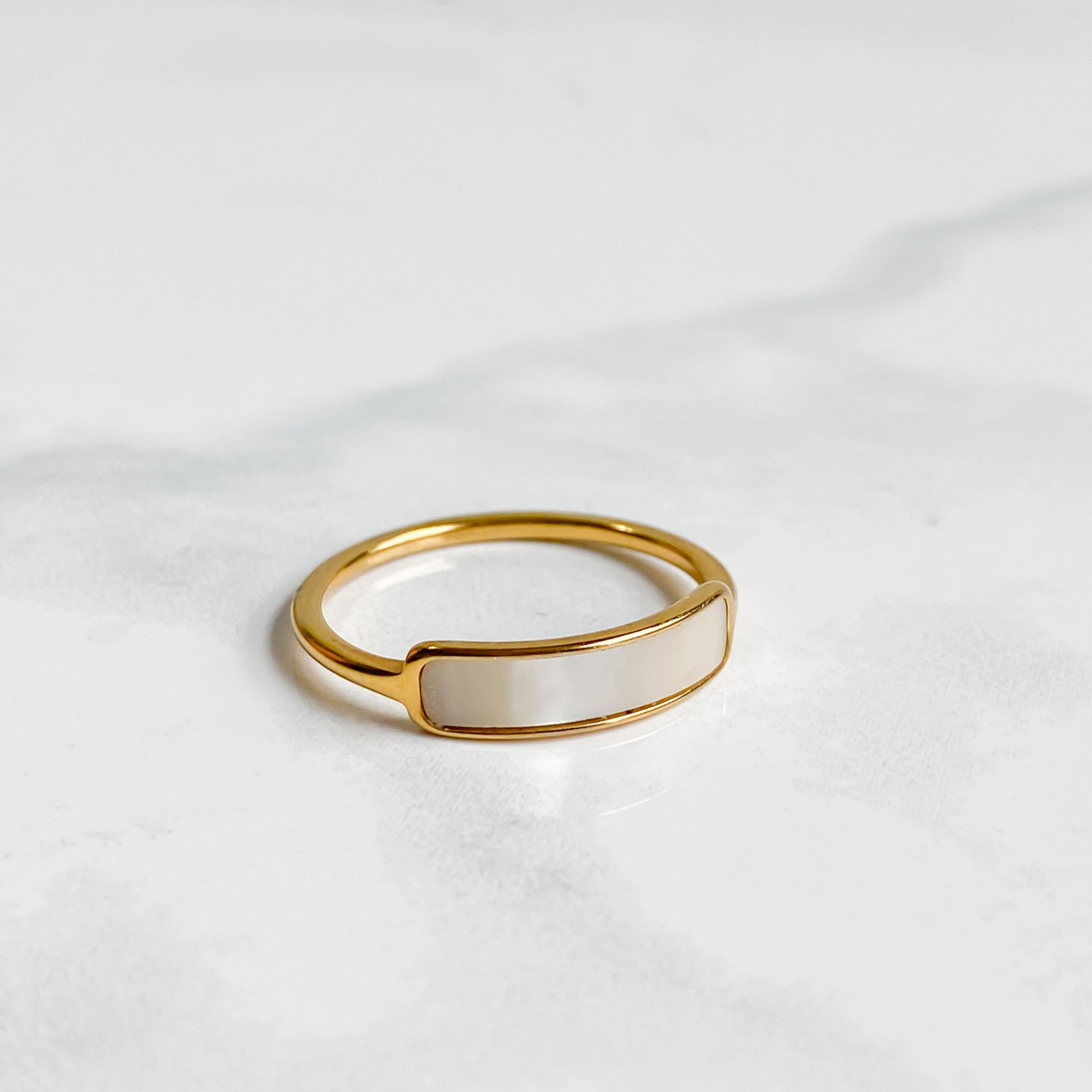 Bague dorée en acier inoxydable avec nacre rectangulaire, vue de profil - Calypso