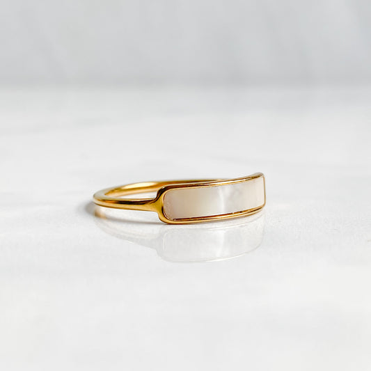 Bague Calypso dorée avec nacre rectangulaire aux reflets naturels sur fond blanc