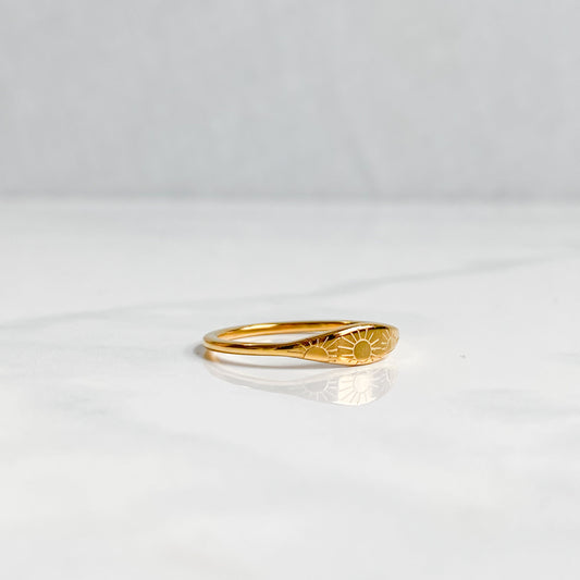 Bague dorée Astraéa vue de côté avec motif soleil gravé