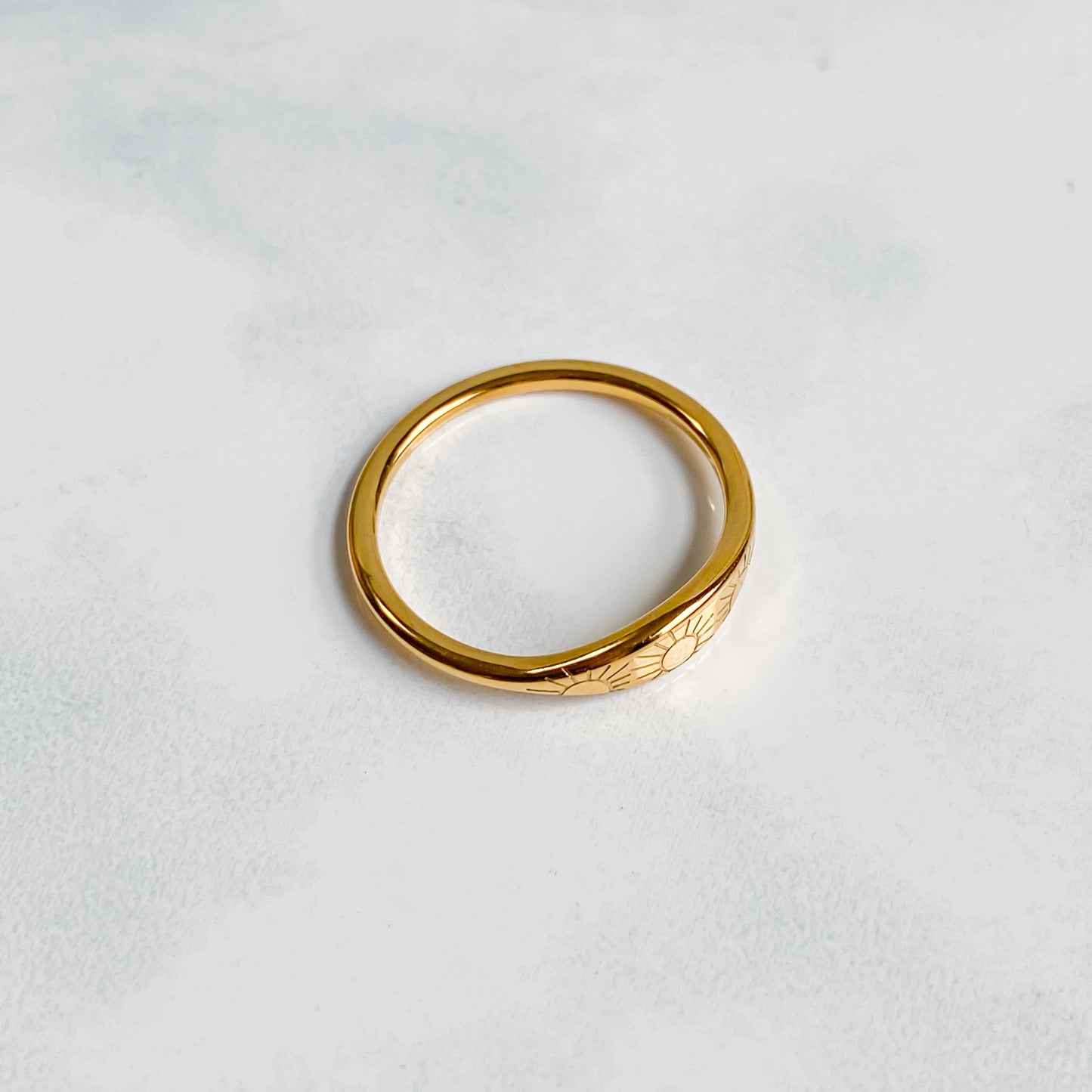 Vue de dessus de la bague dorée soleil Astraéa plaqué or 18K