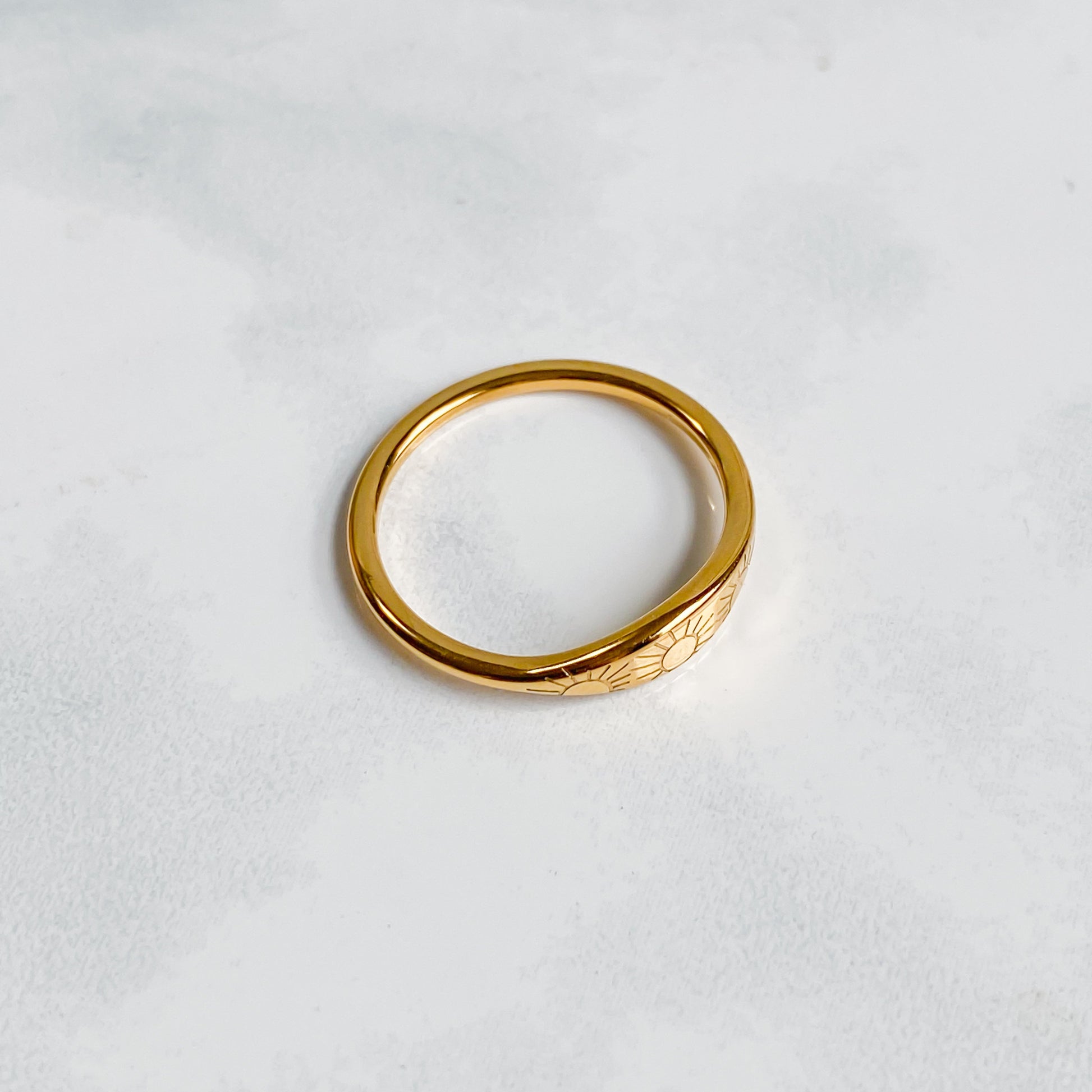 Vue de dessus de la bague dorée soleil Astraéa plaqué or 18K
