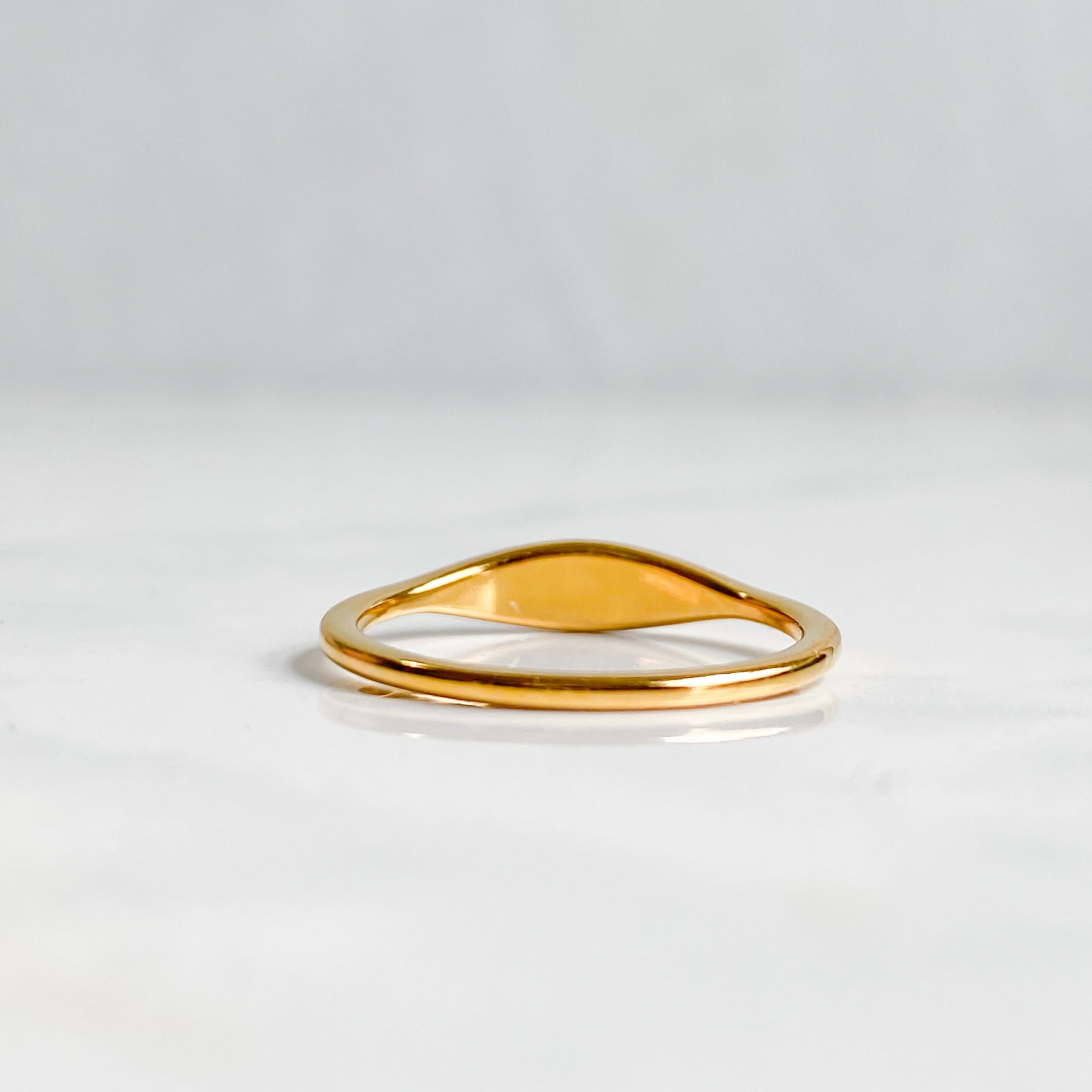 Vue arrière de la bague Astraéa dorée soleil en acier inoxydable plaqué or 18K