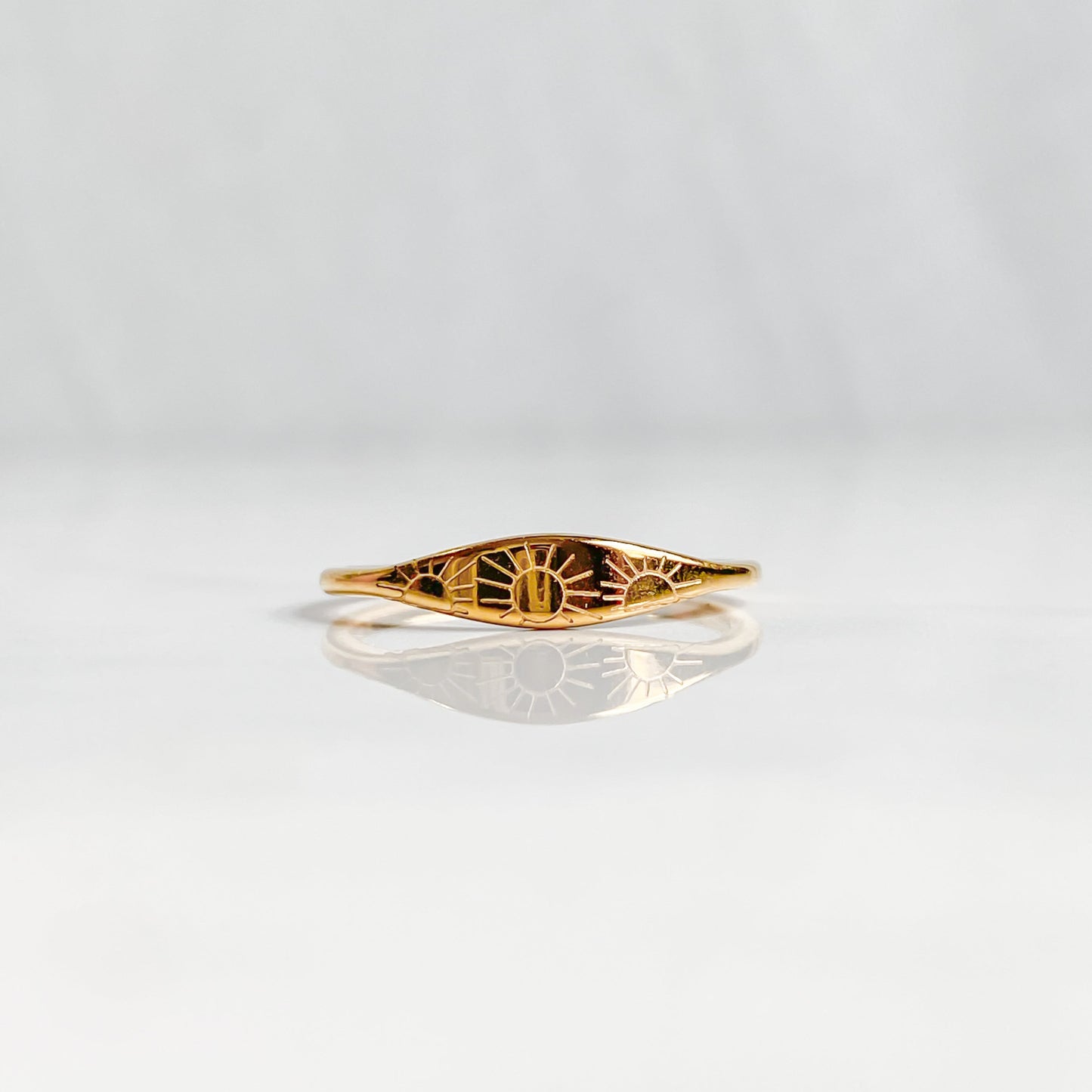 Bague dorée soleil Astraéa vue de face en acier inoxydable plaqué or 18K