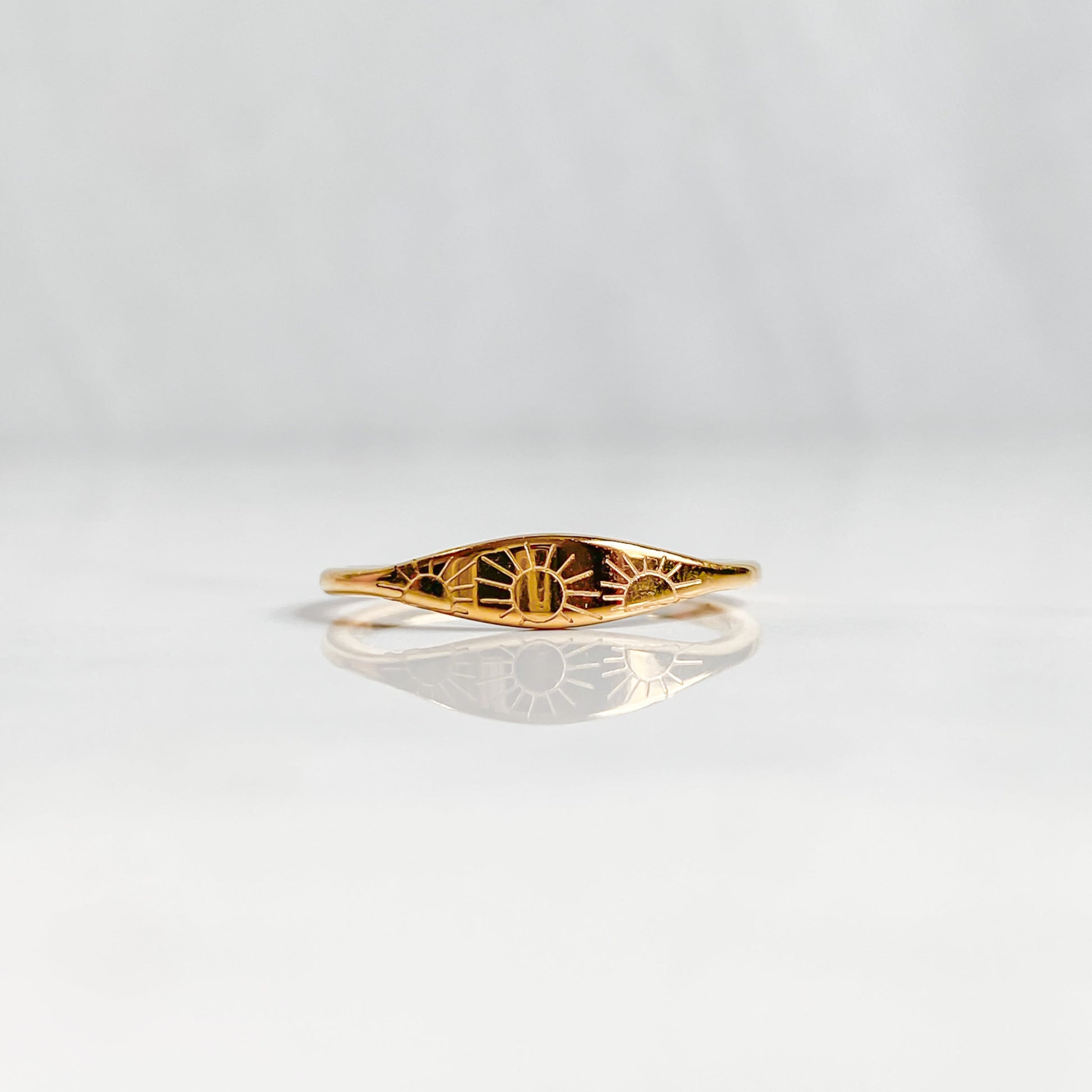 Bague dorée soleil Astraéa vue de face en acier inoxydable plaqué or 18K