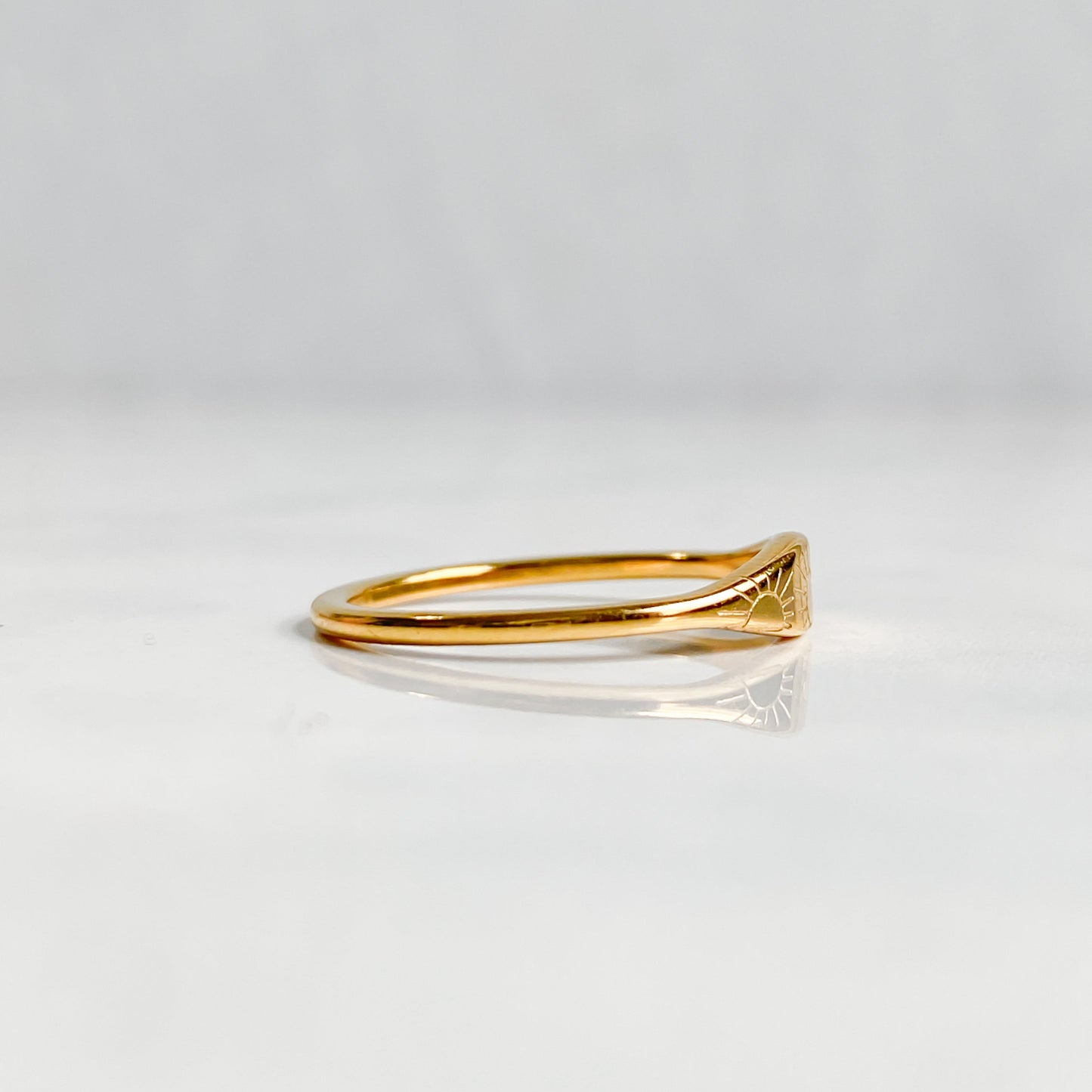 Profil de la bague dorée soleil Astraéa en acier inoxydable plaqué or 18K