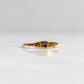 Bague dorée Astraéa avec gravure soleil et reflets lumineux