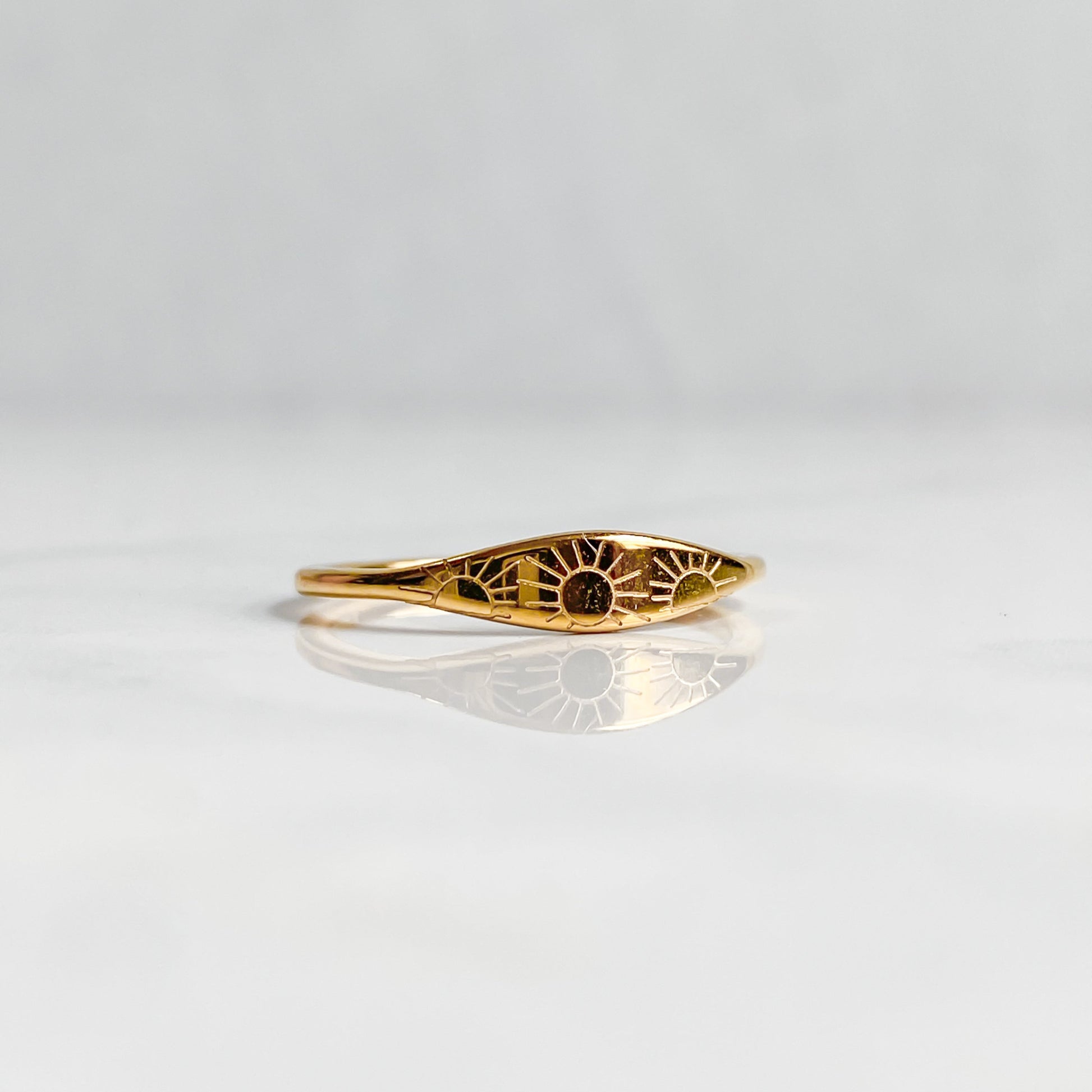 Bague dorée Astraéa avec gravure soleil et reflets lumineux