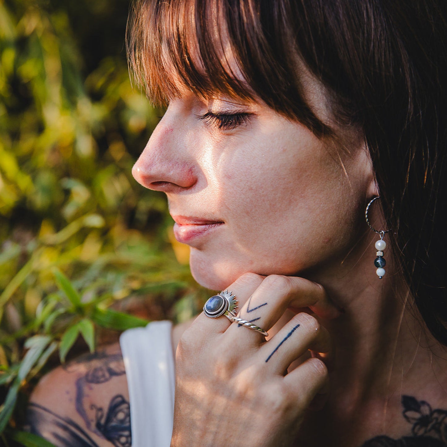 Femme portant la bague Morgane en argent 925 avec labradorite, vue de profil, collection Jardin Secret.