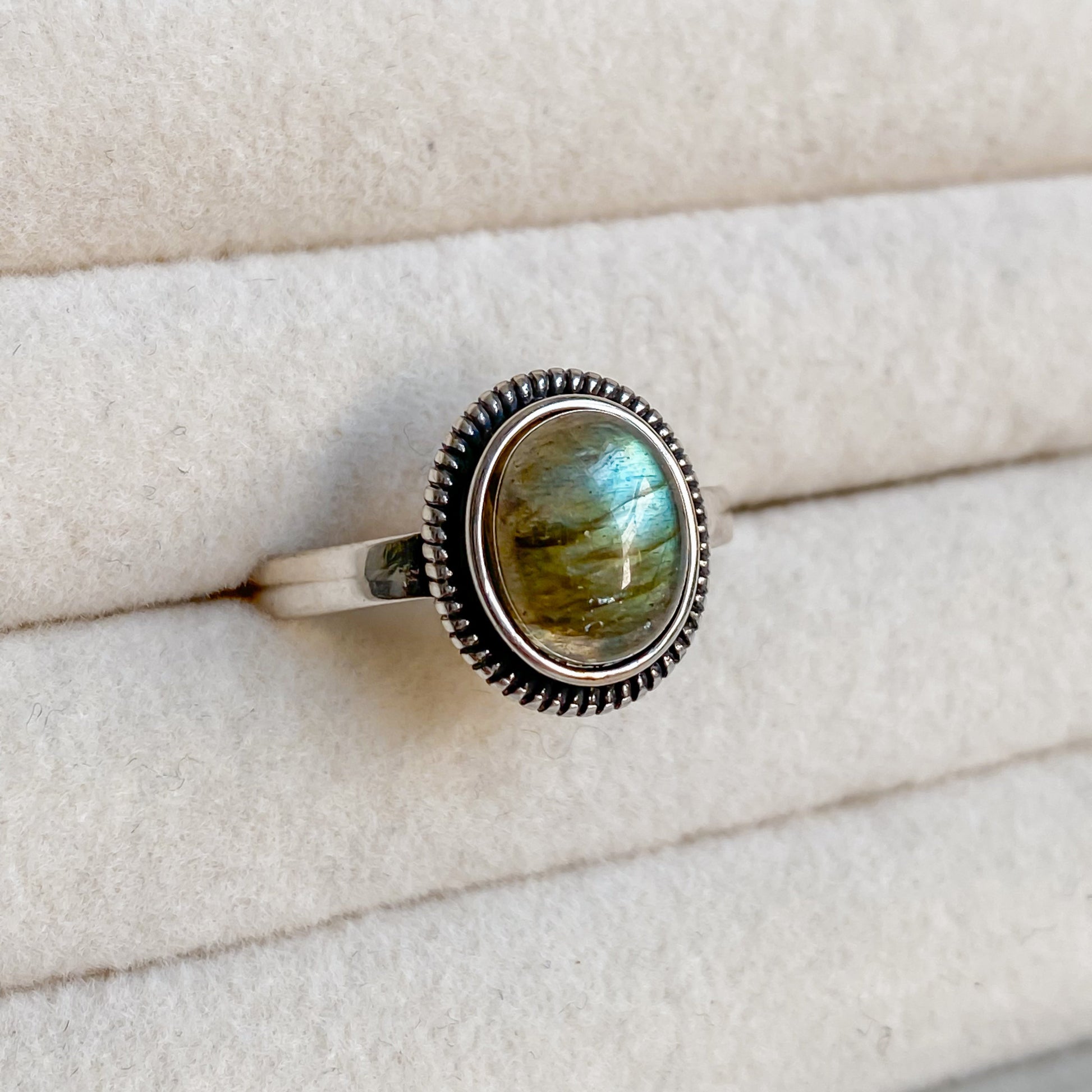 Bague en argent sterling 925 et cabochon de labradorite naturelle vue de côté, collection Jardin Secret.