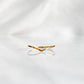 Bague minimaliste dorée Bellona en acier inoxydable 18K vue de face sur fond blanc.