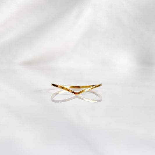 Bague minimaliste dorée Bellona en acier inoxydable 18K vue de face sur fond blanc.