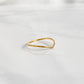 Bague minimaliste dorée Bellona en acier inoxydable, fine et résistante, posée à plat.
