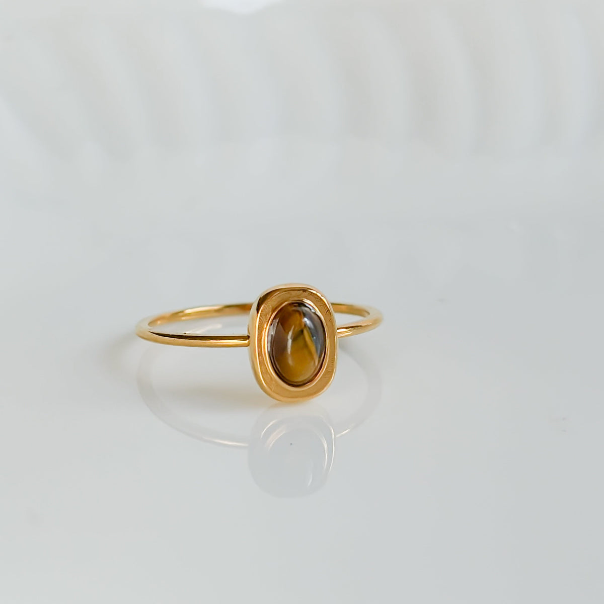 Bague Nomade dorée en œil de tigre vue de trois quarts