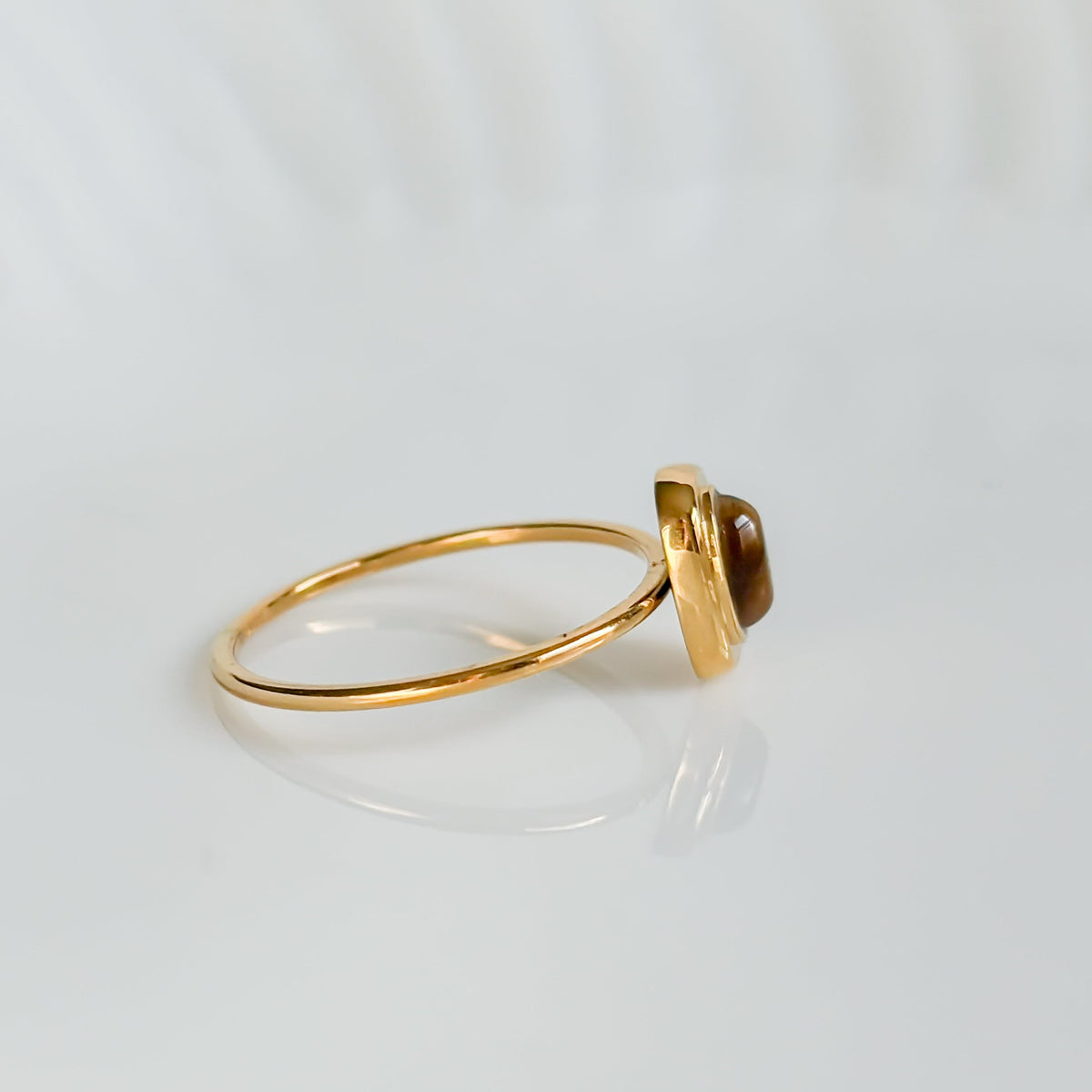 Vue de profil de la bague Nomade et de son sertissage doré