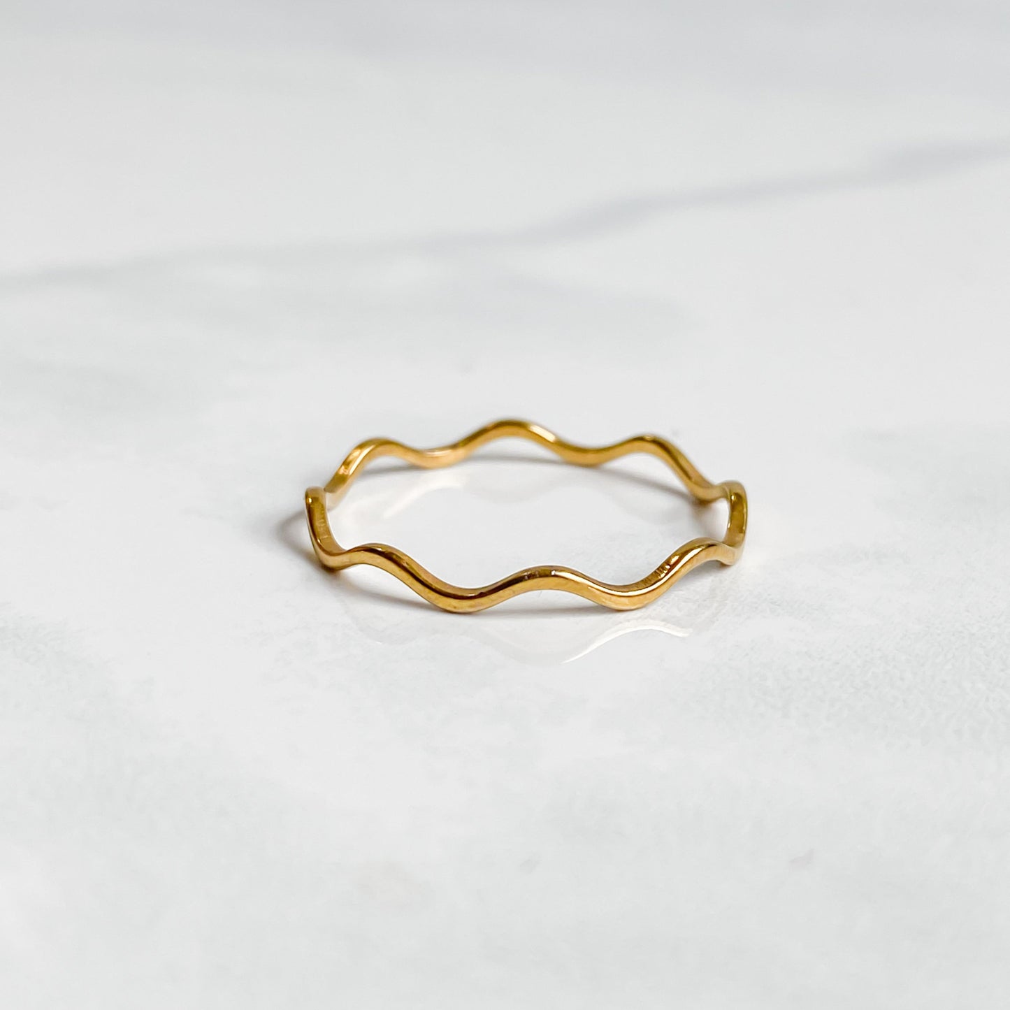 Bague ondulée dorée Naïa vue de profil sur fond blanc
