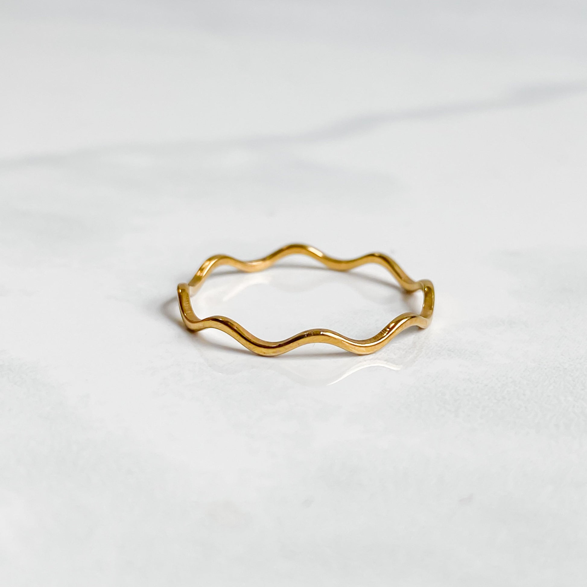 Bague ondulée dorée Naïa vue de profil sur fond blanc