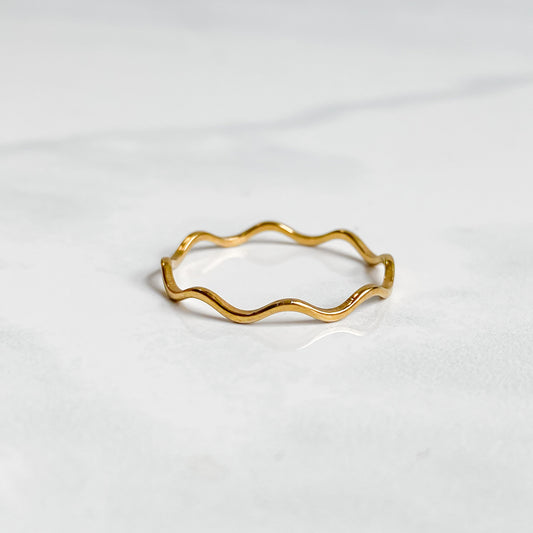 Bague ondulée dorée Naïa vue de profil sur fond blanc