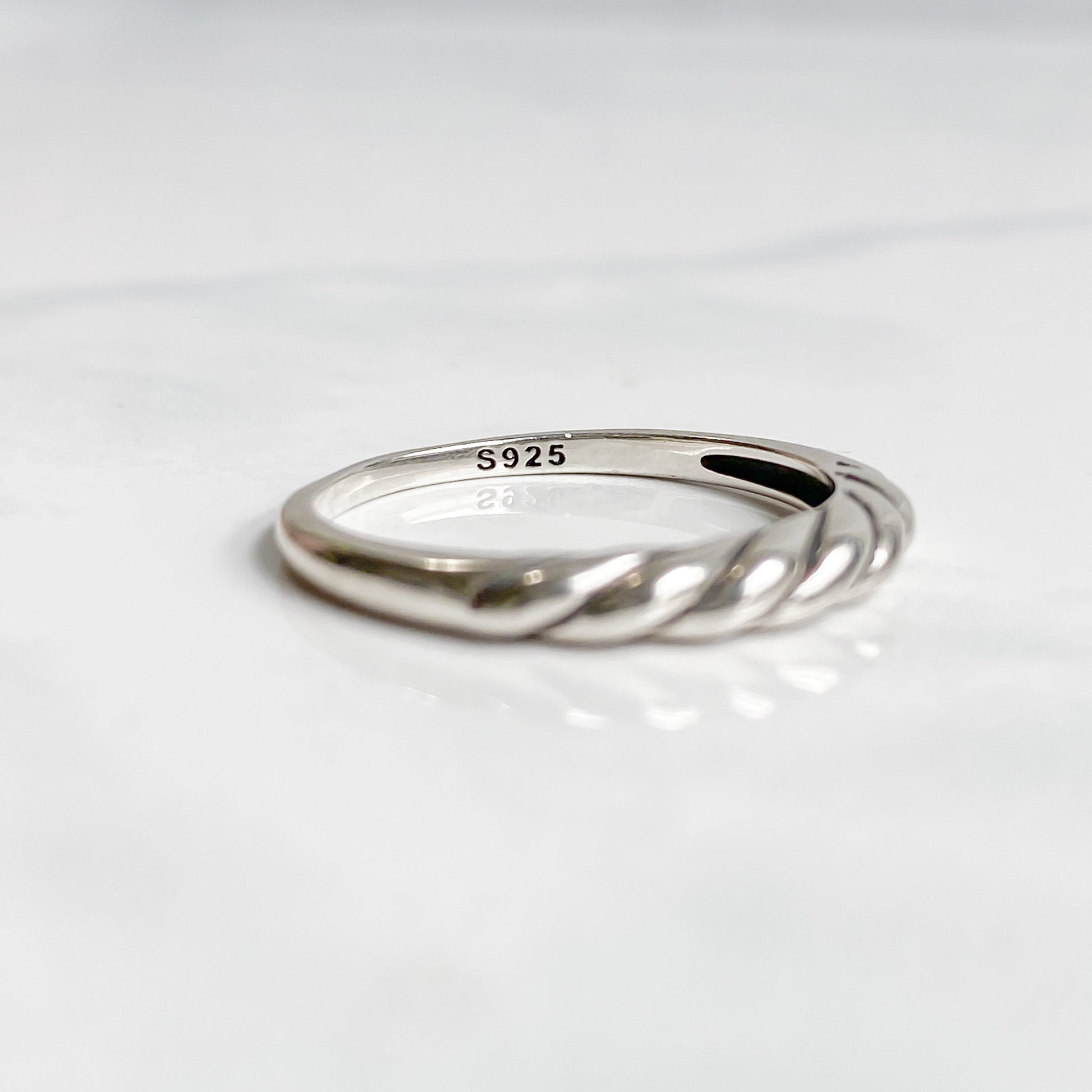 Gros plan sur la bague Sylva en argent sterling 925, détail du poinçon S925 intérieur.