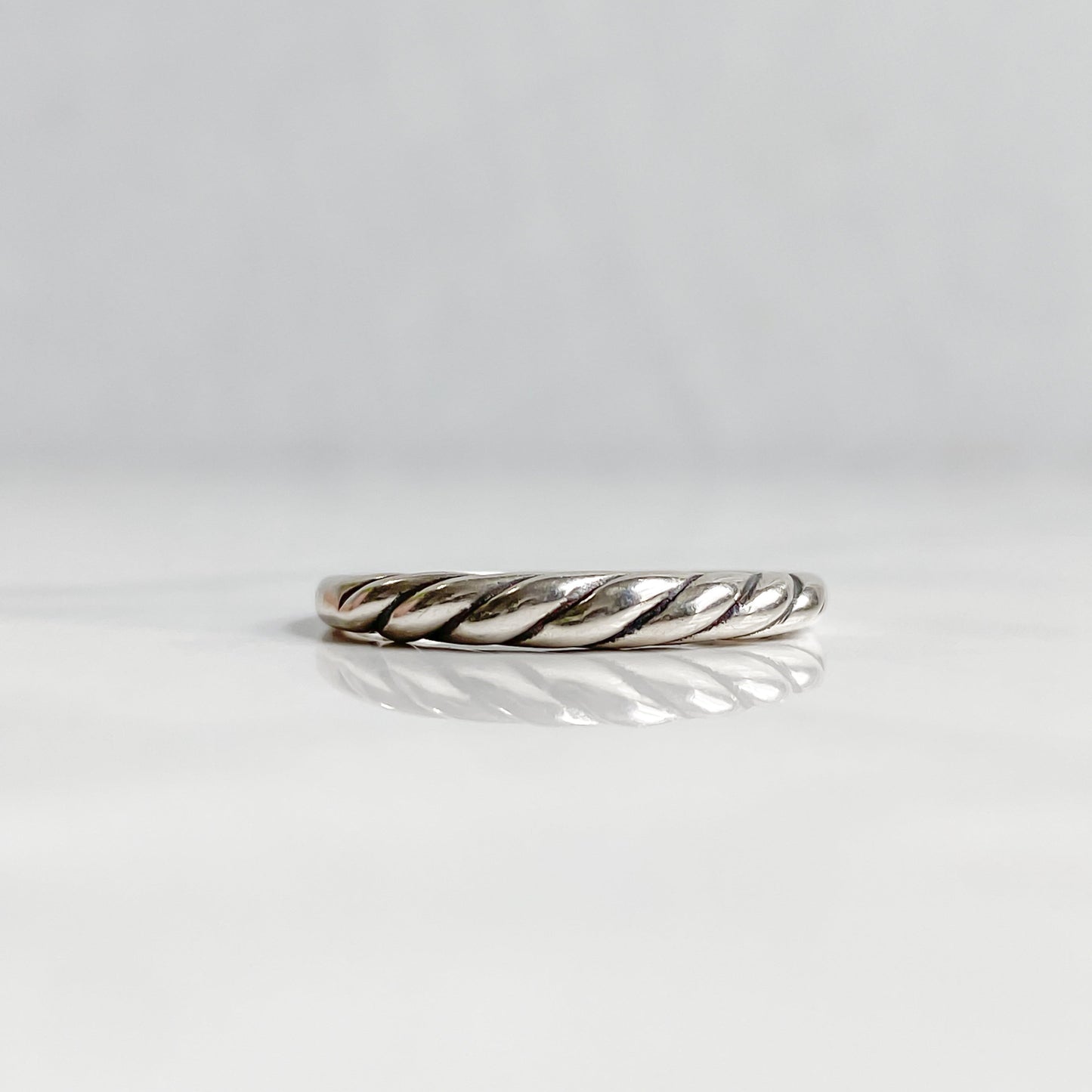 Bague torsadée Sylva en argent sterling 925, vue de face sur fond blanc, collection Jardin Secret.