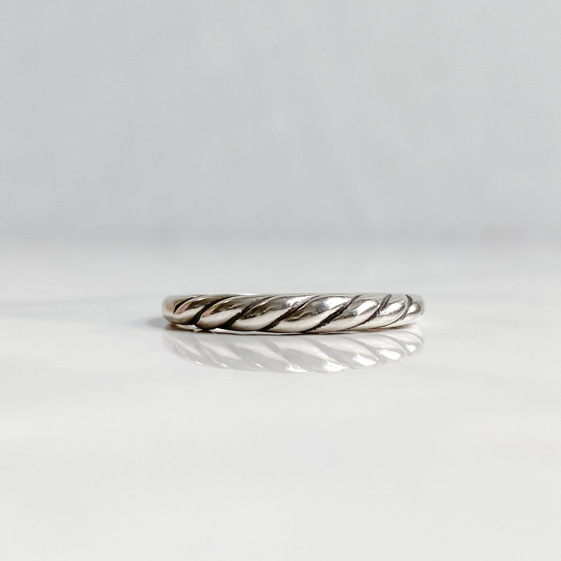 Bague torsadée Sylva en argent sterling 925, vue de face sur fond blanc, collection Jardin Secret.