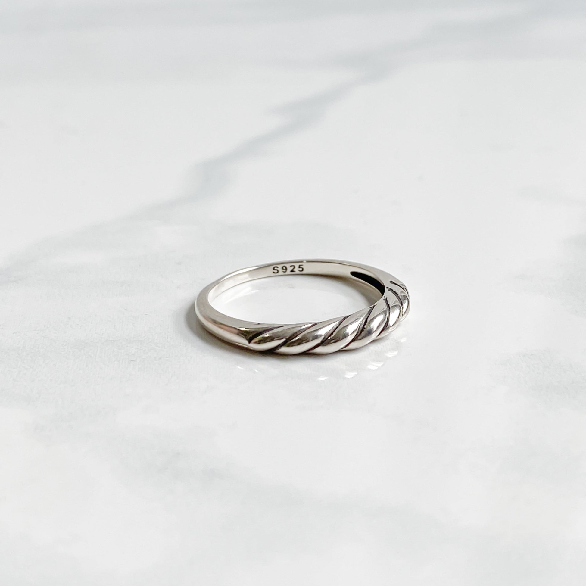 Vue du dessus de la bague Sylva en argent 925, design torsadé poli brillant.