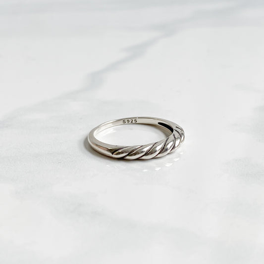 Vue du dessus de la bague Sylva en argent 925, design torsadé poli brillant.