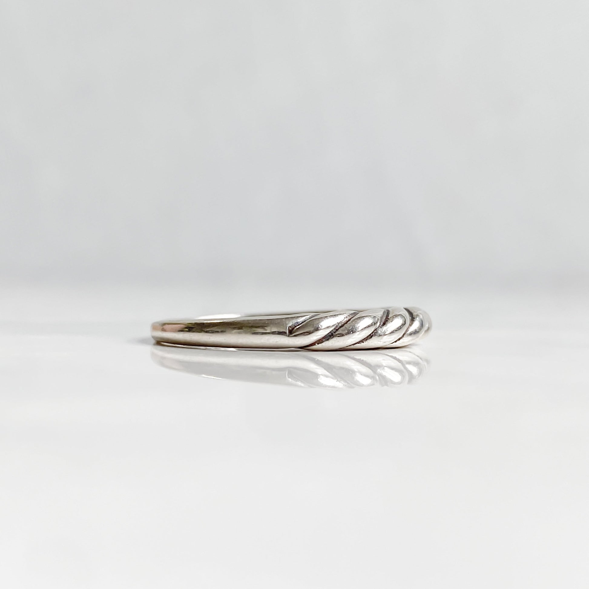 Anneau torsadé Sylva en argent 925, bague fine minimaliste, vue de profil.