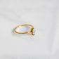 Vue du dessus de la bague Venus, solitaire dorée en acier inoxydable plaqué or 18K avec zircon central.