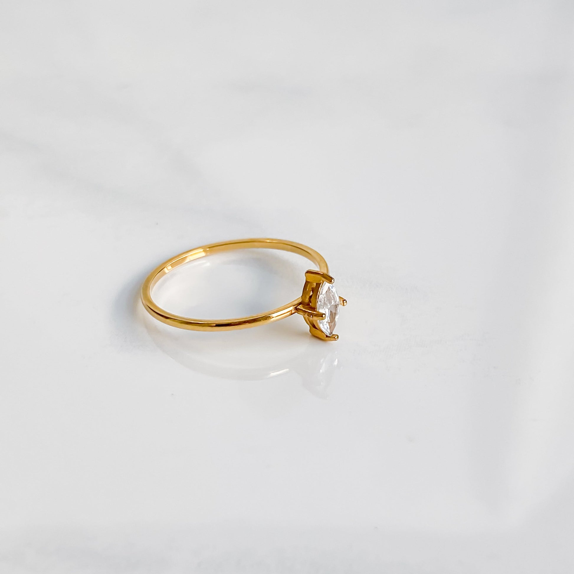 Vue du dessus de la bague Venus, solitaire dorée en acier inoxydable plaqué or 18K avec zircon central.
