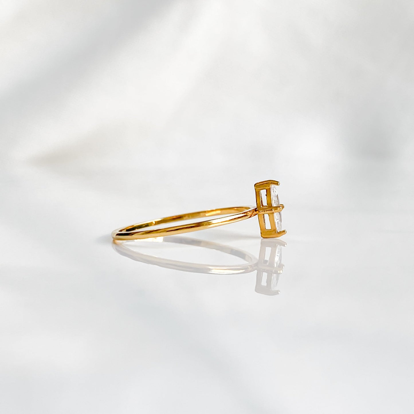 Bague solitaire dorée Venus vue de profil, zircon marquise sur anneau fin en acier inoxydable 18K.