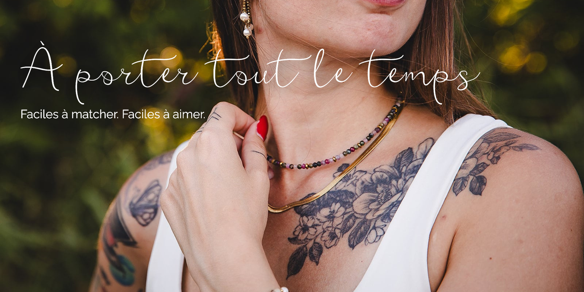 Femme portant des colliers en pierres naturelles et des boucles d’oreilles Lunaki Design