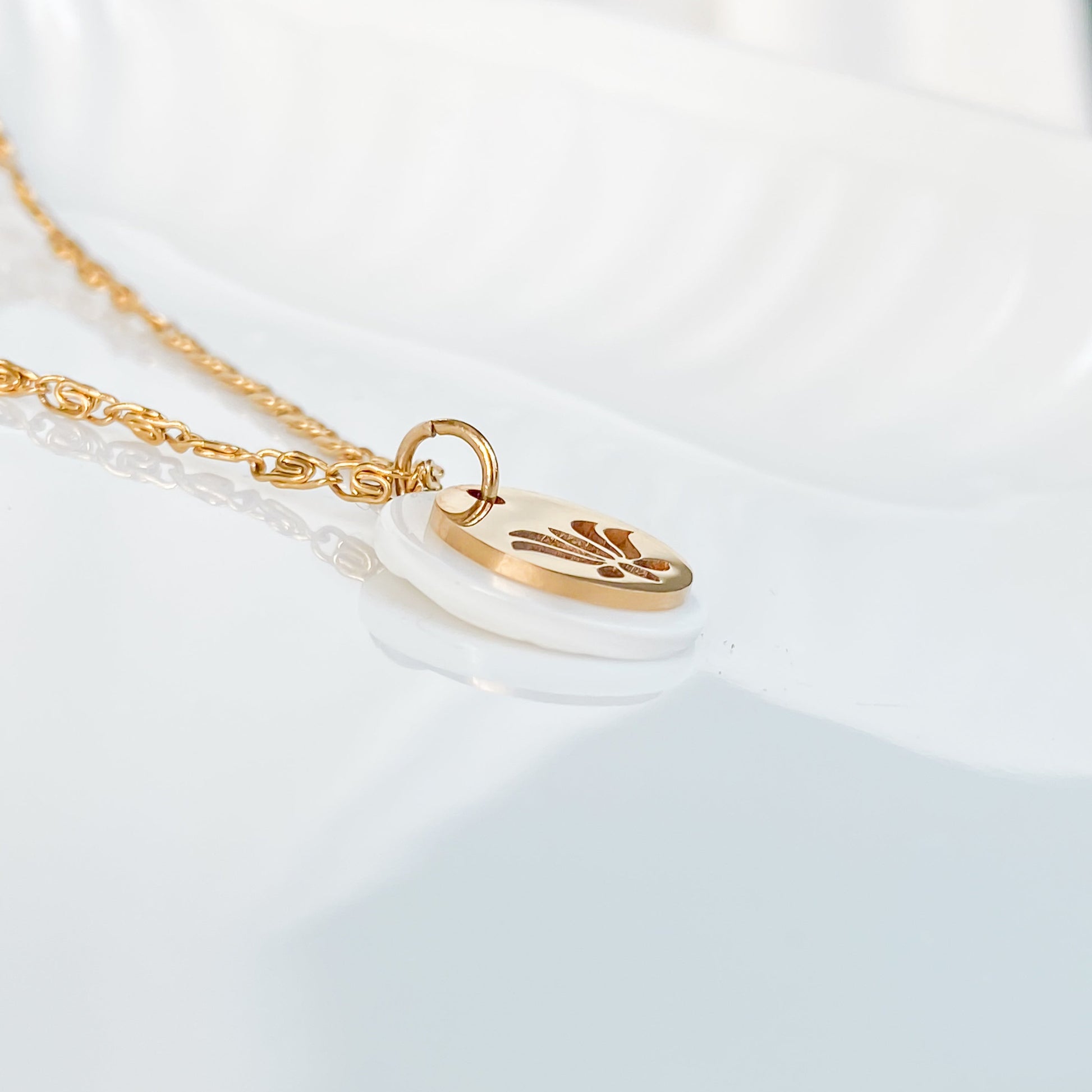 Collier en nacre et fleur de lotus Thetis en acier inoxydable plaque or