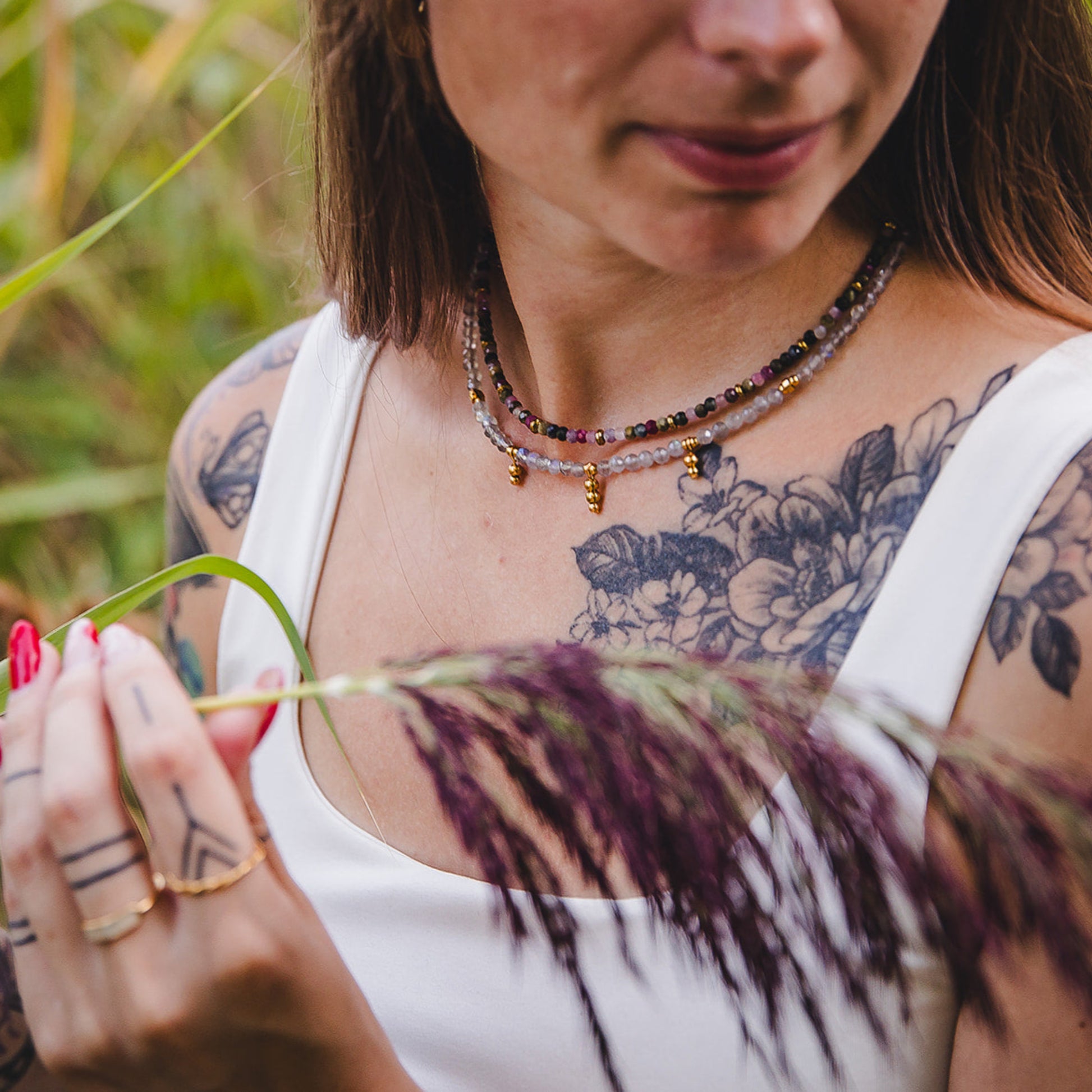 Bijou en pierres fines, collier en labradorite et perles dorées porté au cou