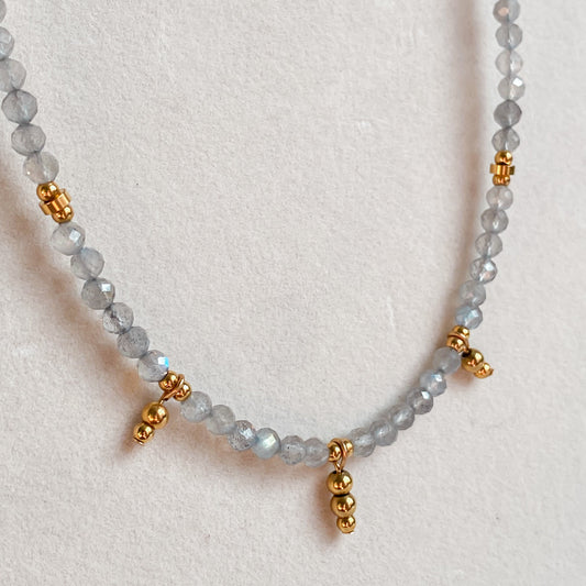 Bijou Séléné, collier en pierres naturelles de labradorite et acier inoxydable doré