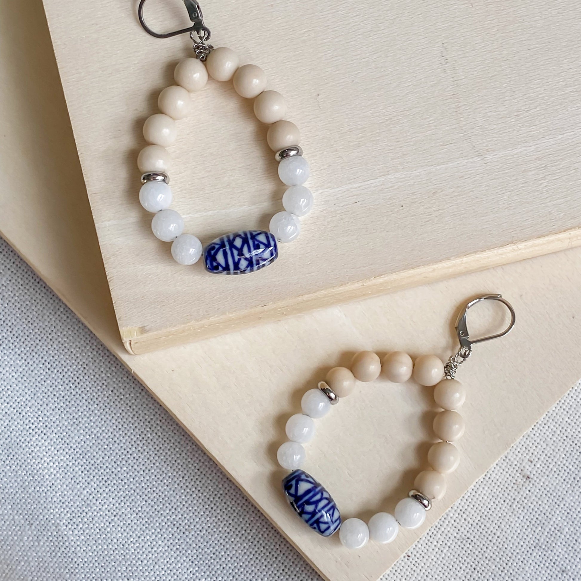 Paire de boucles d’oreilles artisanales Naxos, design bohème chic en pierres naturelles, édition limitée Lunaki.