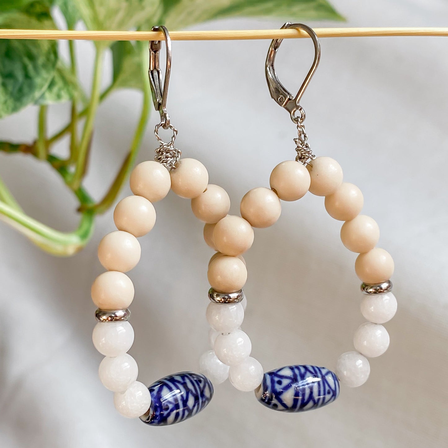 Boucles d’oreilles pendantes Naxos suspendues, bijou bohème chic en pierres naturelles et céramique artisanale.