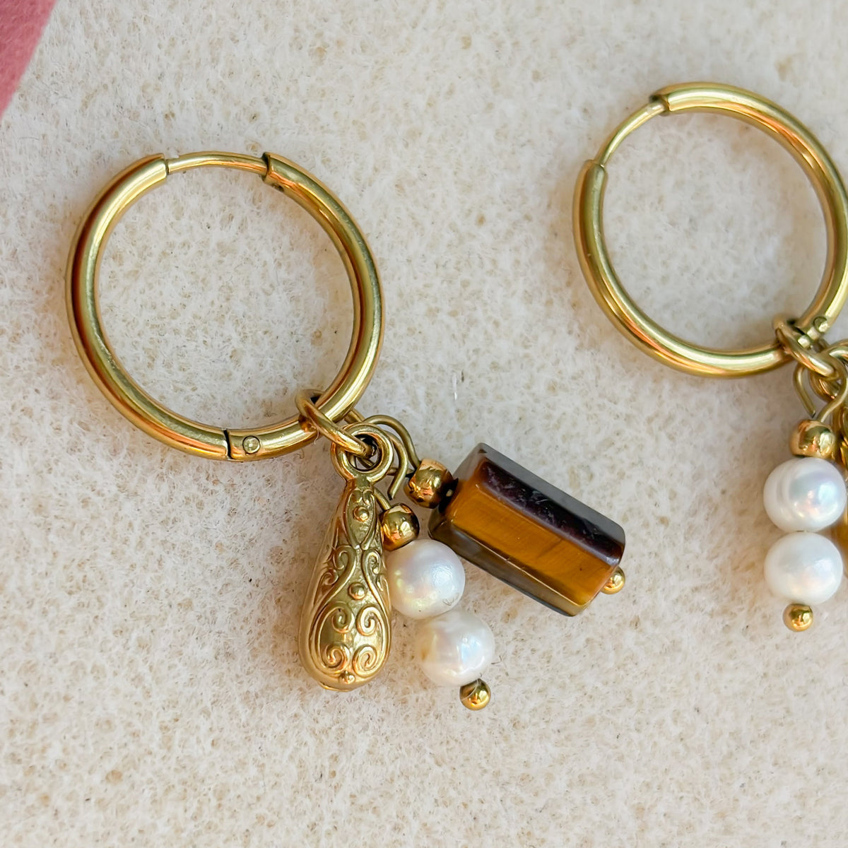 Détail de l’œil de tigre et des perles d’eau douce des boucles Azalaï