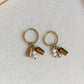 Boucles d’oreilles Azalaï dorées avec œil de tigre et perles d’eau douce