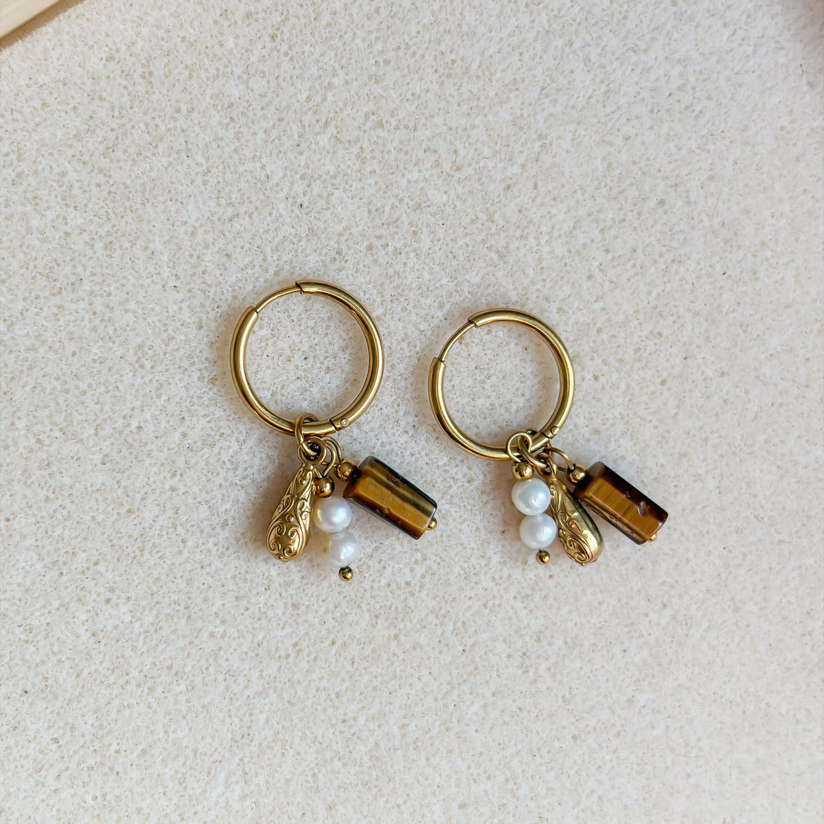 Boucles d’oreilles Azalaï dorées avec œil de tigre et perles d’eau douce