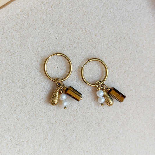 Boucles d’oreilles Azalaï dorées avec œil de tigre et perles d’eau douce