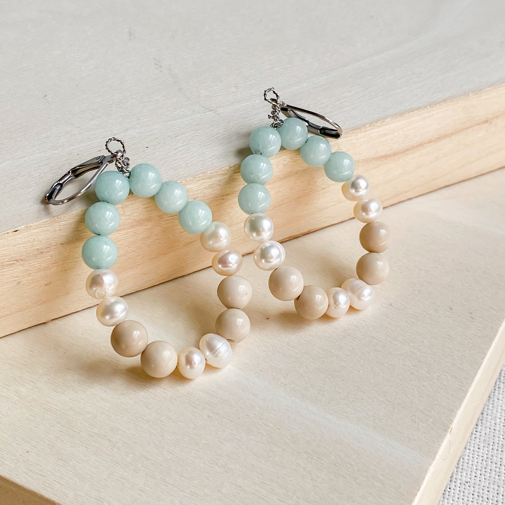 Boucles d’oreilles pendantes Calanques avec amazonite verte et nacres blanches – bijou artisanal fait main